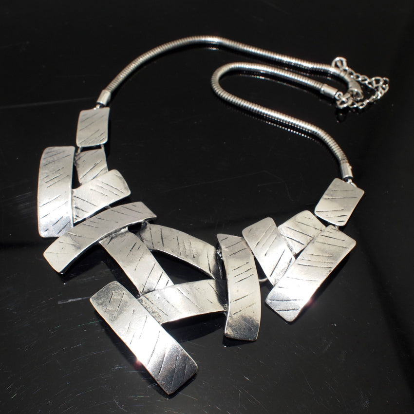 Exaggerated cross clavicle chain
