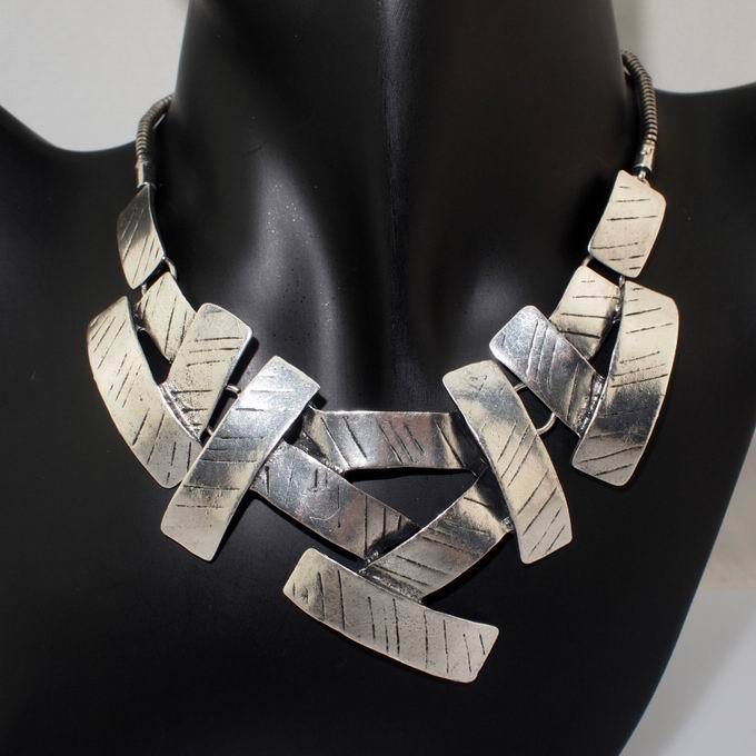 Exaggerated cross clavicle chain