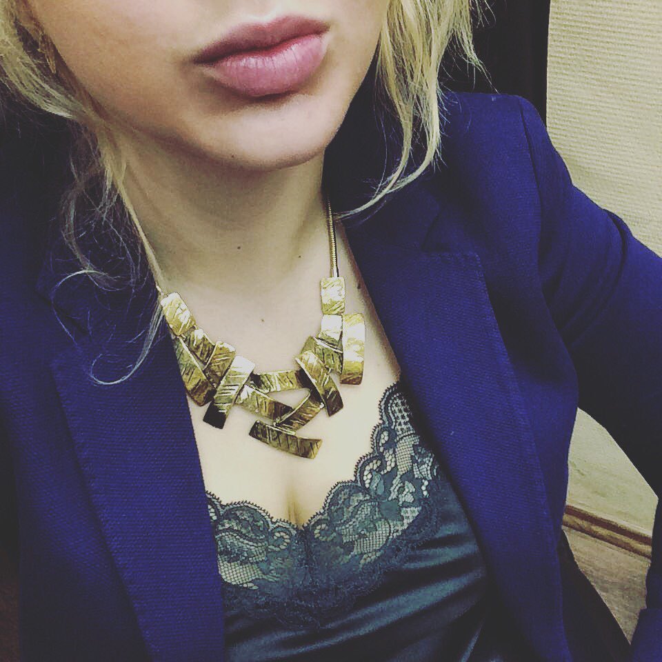 Exaggerated cross clavicle chain