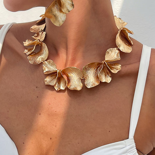 Fashion Pleated Texture Flower Necklace Unique Design
